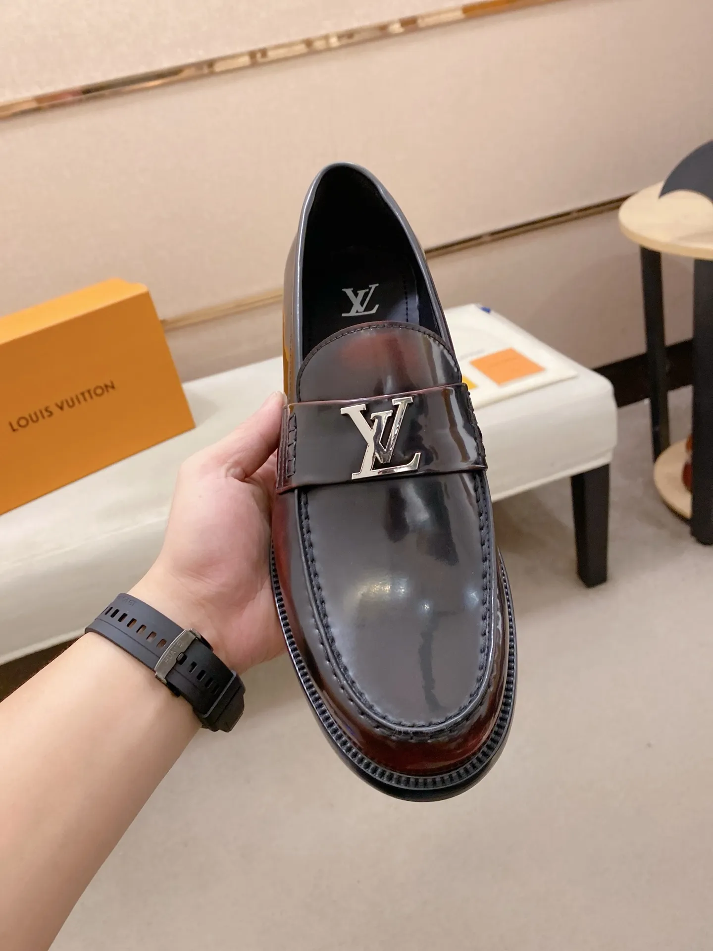 Factory price: 700💰Louis Vuitton LV men's classic Oxford shoes, men's business formal boutique leather shoes, classic model, exquisite almond kernel toe, ultimate art, the whole shoe is made of imported cow leather (open edge beads), carefully selected, fine pores, excellent gloss, soft texture, strong toughness, durable and not easy to deform, apricot calf leather lining, soft and comfortable, sweat-absorbent and breathable. Composite rubber backing at the heel. The front and rear outsole are nailed and reinforced, making them non-slip and wear-resistant. Made with Goodyear craftsmanship, the shoe shape is excellent, light and luxurious, and can be worn in all kinds of formal occasions! Original box and dust bag packaging! Size: 39-44 (38.45. Customized)